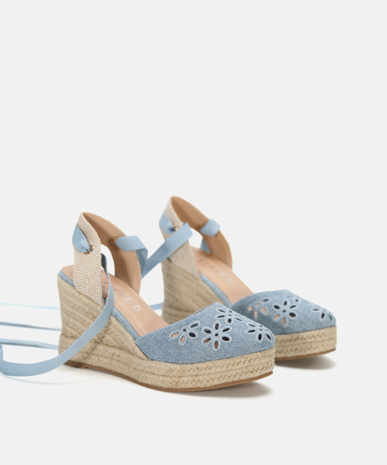 Cu&ntilde;a bordado flores image number null